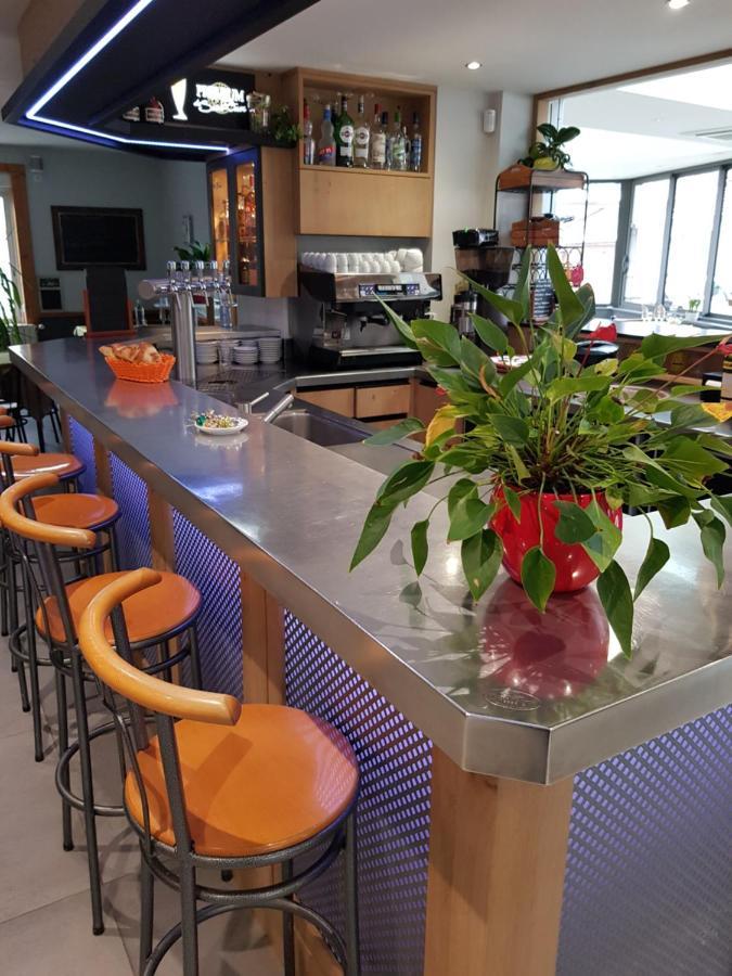 Des Avenieres Hotel